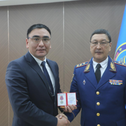 Министр наградил отличившихся сотрудников по итогам года