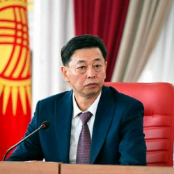 Медербек Сатыев сот тутумунун кызматкерлерин келе жаткан Жаңы жыл менен куттуктады