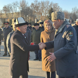 Мэр убадасын аткарды: милициянын ардагерлерине кызматтык унаа тапшырылды