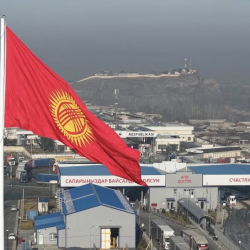 “Достук” өткөрмө бекетине 45 метрлик флагшток орнотулду