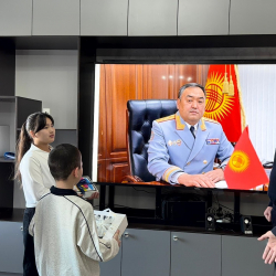 Министрге кат жазган окуучуларга баалуу белектер тапшырылды