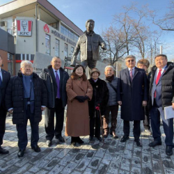 Бишкекте Төлөмүш Океевдин эстелигинин ачылыш аземи өттү