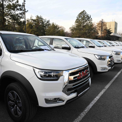 Адылбек Касымалиев передал Министерству сельского хозяйства ключи от 44 служебных автомобилей