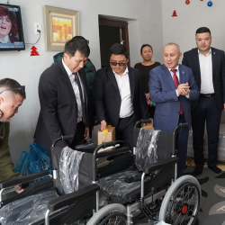 Шопоков шаарында ДМЧА бар балдарга Жаратылыш ресурстары министрлиги жаңы жылдык жардам көрсөттү