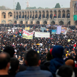 Иранда экономикалык кризис күчөп, риалдын куну түшүп, эл көчөгө чыкты