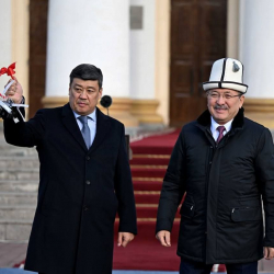 Адылбек Касымалиев Айыл чарба министрлигине 44 даана кызматтык автоунаанын ачкычын тапшырды