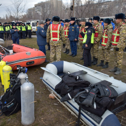 Экөөнүн сөөгү табылды: Каналга түшүп кеткен жарандарды издөө иштери уланууда