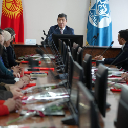 Жыл жыйынтыгы: Мэр Айбек Джунушалиев өзгөчөлөнгөн кызматкерлерге сыйлыктарды тапшырды