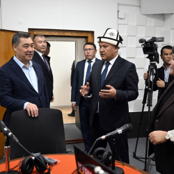 Садыр Жапаров капиталдык оңдоодон кийинки Улуттук телерадиоберүү корпорациясынын имаратына барды