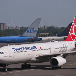 Түрк аба жолдору нааразычылык акцияларынан улам Ирандын үч шаарына 17 каттамды жойду