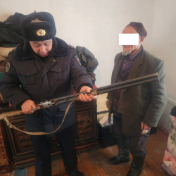 Ноокатта 2 жаран ок атуучу куралын милицияга тапшырды