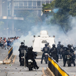 В Каракасе водители автобусов, такси и мотоциклов вышли на улицы с требованием освободить Николаса Мадуро и его супругу