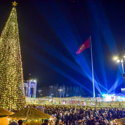 Шаардын башкы жаңы жылдык балатысы  алынууда