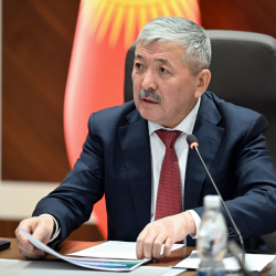 Глава Кабинета Министров Адылбек Касымалиев провел совещание по вопросам дебюрократизации системы государственного управления