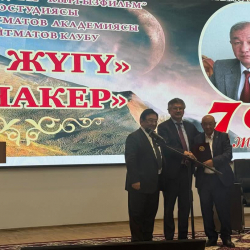 Садыр Жапаров Абдылдажан Акматалиевди 70 жылдык мааракеси менен куттуктады