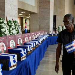 ГАВАНА: Куба АКШ соккусунда каза болгон жоокерлерди эскерди