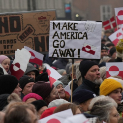 Дания менен Гренландияда Трамптын планына каршы миңдеген адамдар нааразычылыкка чыгышты