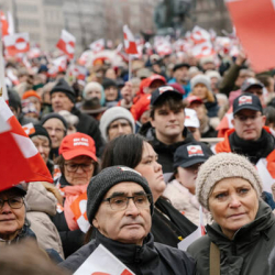 КОПЕНГАГЕН, Дания: Протестующие в поддержку Гренландии высмеивают лозунг Трампа MAGA, используя кепки с надписью «Make America Go Away» (Уберите Америку прочь)
