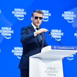 СҮРӨТ - Макрондун көзү жабыркаган сүрөттөр ачыкка чыкты