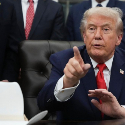 АКШ: Трамп 1 жылда канча өлкөгө коркутуу жасаган?