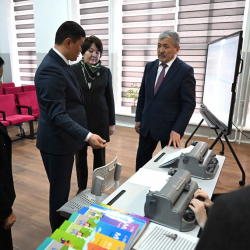 Глава Кабмина Адылбек Касымалиев передал Специальной школе-интернат для слепых и слабовидящих детей в Бишкеке 10 пишущих машинок по системе Брайля