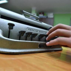 Көрүүсү начар балдар окуган эки мектепке Брайль машинкалары берилди