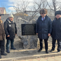 Мамлекеттик катчы Арслан Койчиевдин демилгеси менен Балыкчыда тарыхый мечитке эскерткич такта орнотулду