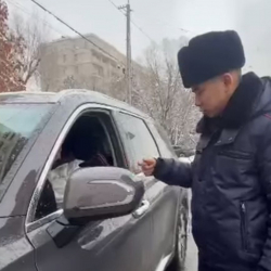 ВИДЕО - Айдоочу арзаныраак протокол түзүп берүүнү сунуштап, жоопкерчиликтен качууга аракет кылган