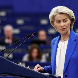 Президент ВЭФ высоко оценил ускоренное развитие Китая