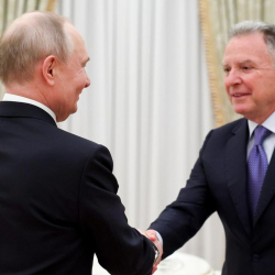 Путин Кремлде Трамптын өкүлдөрү менен жолукту. Кандай чечим болду?