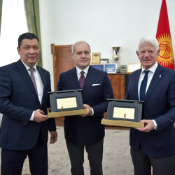 СҮРӨТ - Бишкек шаардык мэриясында Эл аралык хоккей федерациясынын өкүлдөрү менен жолугушуу өттү