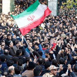 Иран 30 миң адам каза болгонун четке какты