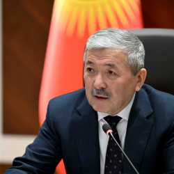 Адылбек Касымалиев окуучуларды бир мектептен экинчи мектепке которуунун электрондук механизмин иштеп чыгууну тапшырды