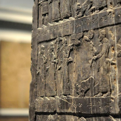 Париждеги 200 жыл унчукпай турган жашыруун мааниси бар таш эстелик “сүйлөй” баштады