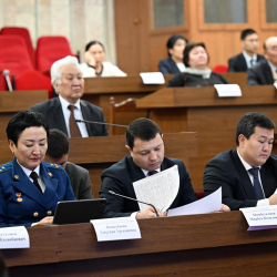 Депутаттар жаңы гимндин үч вариантын угуп, баарын четке какты