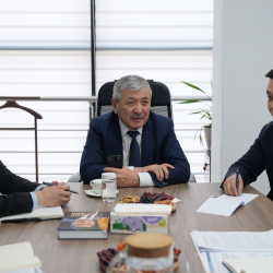 Адылбек Касымалиев Улуттук инвестициялык фондунун иши менен таанышты