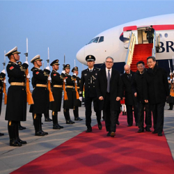 Премьер-министр Великобритании прибыл в Пекин с официальным визитом в КНР