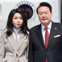 Түштүк Кореянын 5 жылга кесилген мурдагы президентинин аялы, 20 айга абакка кесилди. Себеби