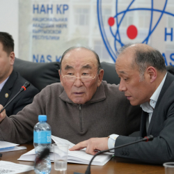 Улуттук комиссиянын төрагасы Мелис Мураталиев «Эзелки кыргыз тамгаларын үйрөнөм» аттуу китептин бет ачарына катышты