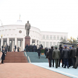 СҮРӨТ - Президент Шавкат Мирзиёев Ислам Каримовдун эстелигине гүлчамбар койду