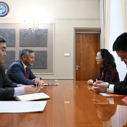 «Ата-Журт» депутаттык тобунун жетекчиси Нурланбек Азыгалиев Кытайдын Кыргызстандагы элчиси Лю Цзянпин менен жолугушту