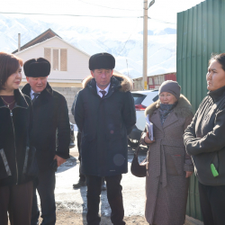 Эмгек министрлиги Нарын облусунда беш балалуу үй-бүлөгө жардам көрсөттү