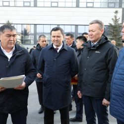 УКМК төрагасы К.Ташиев Нарын облустук медициналык мекемелеринин жетекчилерине 20 автоунаанын ачкычын тапшырды