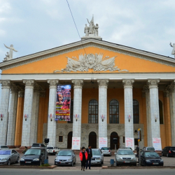 Опера жана балет театрынын 15 миллион долларлык жерине ким көз артууда?