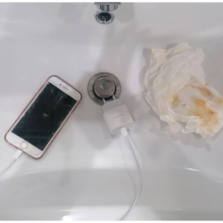 В России 13-летний подросток погиб, пользуясь телефоном в ванной