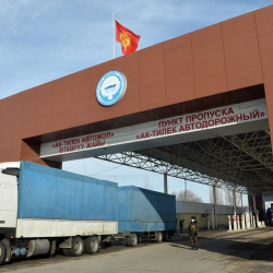 Кыргыз-казак чек арасында жүк ташыган унаалардын тыгыны 20 чакырымга жетти