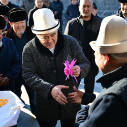 СҮРӨТ - Камчыбек Ташиев Сузактагы айыл тургунуна жаңы үйдүн ачкычын тапшырды