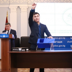 КР БШКсы № 13 шайлоо округунда талапкерлердин шайлоо бюллетенине киргизүү кезектүүлүгүн аныктоо боюнча чүчү кулак өткөрөт