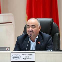 Төрага Нурланбек Тургунбек уулу “Депутаттын сүйлөгөнүн одоно сындоо эч кимге аброй алып келбейт”