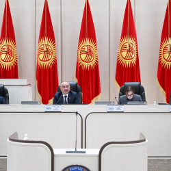 Жогорку Кенеш заслушивает информацию Кабинета министров о мерах по борьбе со смогом, росте цен и поддержке швейной отрасли
